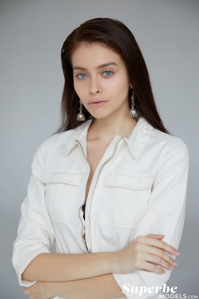 Нина, 18